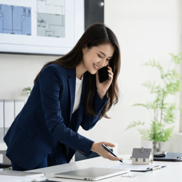Un agente inmoviliario llamando por teléfono