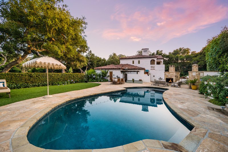 Alberca casa frontal con un amanecer