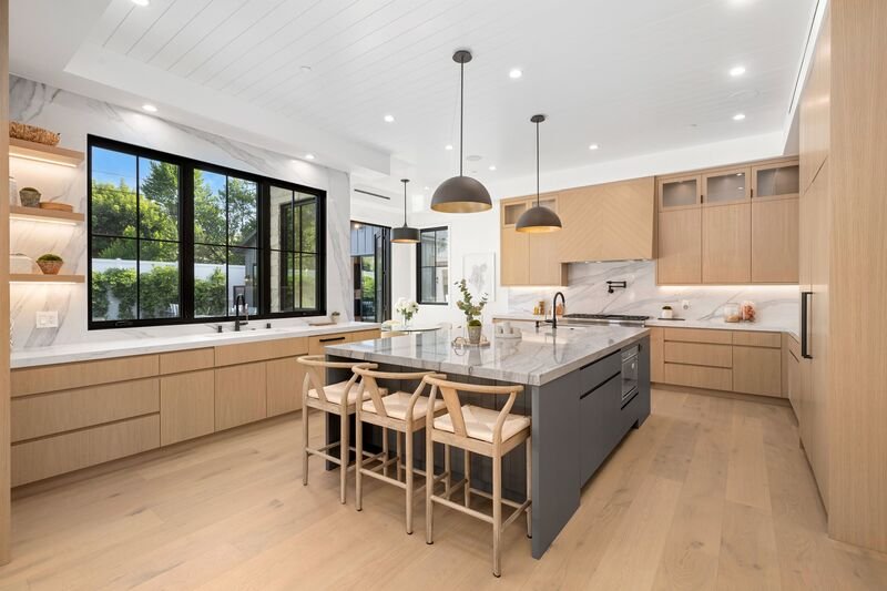 Amplia cocina muy moderna